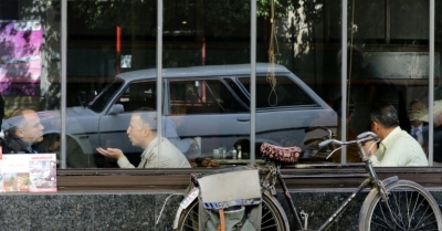 S&iacute;rios conversam em um caf&eacute; de Damasco, no primeiro cessar-fogo em cinco anos de conflito