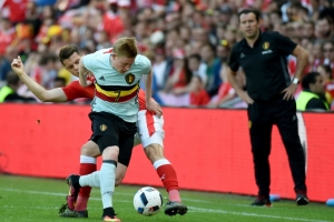 Kevin De Bruyne (E) marcou o gol da vit&oacute;ria da B&eacute;lgica, em 28 de maio, em Genebra