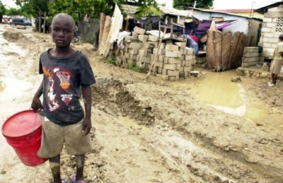 Cen&aacute;rio desolador na favela de Cit&eacute; Soleil, em Porto Pr&iacute;ncipe, depois da passagem da tempestade tropical Noel, em 1&ordm; de novembro de 2007