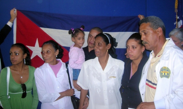 (Arquivo) A ativista dos direitos humanas Bertha Ant&uacute;nez (terceira &agrave; direita) durante chegada de sua filha em Miami, Estados Unidos, no dia 14 de fevereiro de 2008