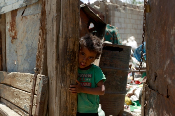 Um menino iemenita &eacute; visto em Sanaa, no dia 15 de maio de 2016
