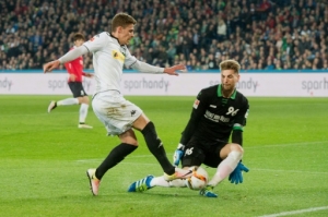 Hanover's goalkeeper Ron-Robert Zieler (R) stops Moenchengladbach's Belgian midfielder Thorgan Hazard attempt on goal during the German first division Bundesliga football match Hannover 96 vs Borussia Moenchengladbach on April 15, 2016 in Hanover, central Germany.