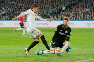 Hanover's goalkeeper Ron-Robert Zieler (R) stops Moenchengladbach's Belgian midfielder Thorgan Hazard attempt on goal during the German first division Bundesliga football match Hannover 96 vs Borussia Moenchengladbach on April 15, 2016 in Hanover, central Germany.