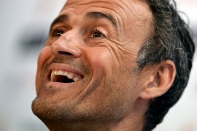 Luis Enrique brinca durante uma entrevista coletiva, em 16 de abril, em Barcelona