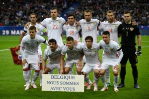 A sele&ccedil;&atilde;o russa posa com homenagem &agrave;s v&iacute;timas dos atentados na B&eacute;lgica, antes do amistoso com a Fran&ccedil;a, em 21 de maio, em Saint-Denis