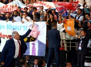 Yildirim cumprimenta simpatizantes em sua chegada ao congresso do AKP em Ancara