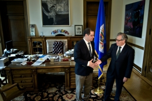 O presidente da Comiss&atilde;o de Pol&iacute;tica Externa do Parlamento venezuelano, Luis Florido (E), e o secret&aacute;rio-geral da OEA, Luis Almagro, em Washington, DC, no dia 19 de maio de 2016