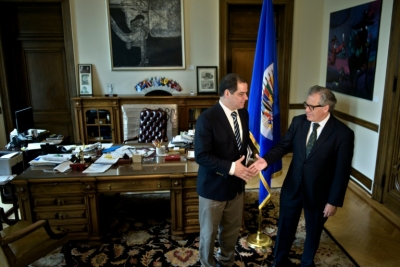 O presidente da Comiss&atilde;o de Pol&iacute;tica Externa do Parlamento venezuelano, Luis Florido (E), e o secret&aacute;rio-geral da OEA, Luis Almagro, em Washington, DC, no dia 19 de maio de 2016