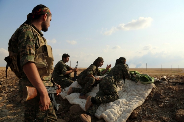 (2015) Combatentes das For&ccedil;as Democr&aacute;ticas S&iacute;rias, uma alian&ccedil;a entre curdos e &aacute;rabes, na prov&iacute;ncia s&iacute;ria de Hasakeh