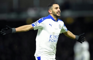 Riyad Mahrez comemora o gol que deu a vit&oacute;ria ao Leicester, em 5 de mar&ccedil;o, em Londres