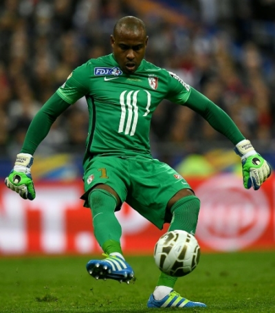 Lille's Nigerian goalkeeper Vincent Enyeama passes the ball during the French League Cup final football match Paris Saint-Germain (PSG) vs Lille (LOSC) on April 23, 2016 at the Stade de France stadium in Saint-Denis, north of Paris.