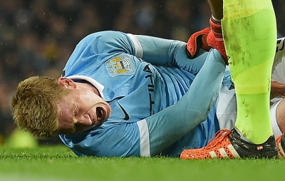 Kevin De Bruyne, do Manchester City, sofre les&atilde;o durante partida contra o Everton, no dia 27 de janeiro de 2016