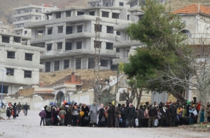 (14 jan) Popula&ccedil;&atilde;o aguarda um comboio humanit&aacute;rio na cidade s&iacute;ria de Madaya