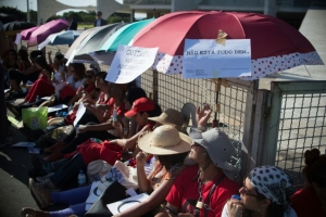 Mulheres que apoiam a presidente afastada Dilma Rousseff participam de protesto em frente ao Pal&aacute;cio do Planalto, em Bras&iacute;lia, no dia 12 de maio de 2016