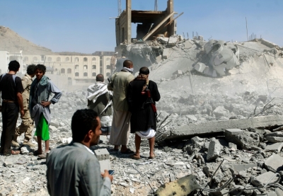 Iemenitas observam danos causados por bombardeio da coaliz&atilde;o em 29 de janeiro no centro de Sanaa