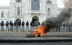 Imagem de policiais argentinos durante protesto em frente &agrave; prefeitura da cidade de La Plata, em 8 de janeiro de 2016
