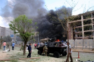 Fuma&ccedil;a &eacute; vista no local de atentado com carro-bomba contra uma delegacia, em Midyat, no dia 8 de junho de 2016