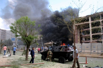 Fuma&ccedil;a &eacute; vista no local de atentado com carro-bomba contra uma delegacia, em Midyat, no dia 8 de junho de 2016