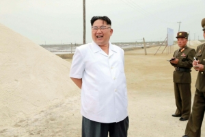 (Arquivo) O l&iacute;der norte-coreano Kim Jong-Un, em Nampo, Coreia do Norte