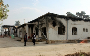 Funcion&aacute;rios da MSF diante de hospital atingido na cidade de Kunduz em novembro de 2015