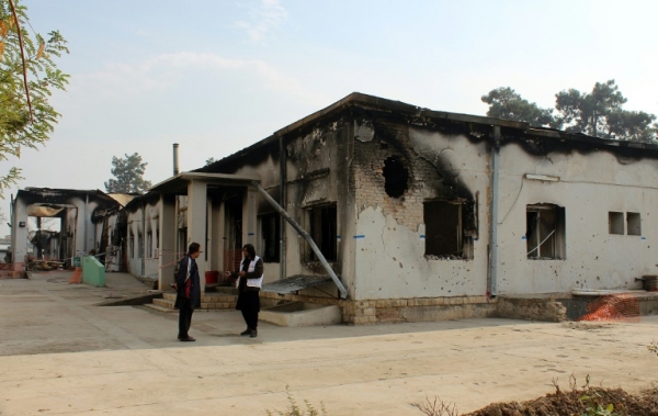 Funcion&aacute;rios da MSF diante de hospital atingido na cidade de Kunduz em novembro de 2015
