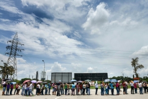 Venezuelanos formam longas filas para entrar em supermercado em Valencia, 180 km ao oeste de Caracas, em 11 de agosto de 2015