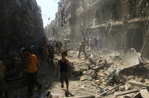 (Arquivo) Civis s&iacute;rios observam destrui&ccedil;&atilde;o ap&oacute;s ataque a&eacute;reo, em Aleppo, no dia 17 de setembro de 2015