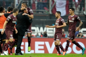 Joadores do Lan&uacute;s comemoram o t&iacute;tulo com Jorge Almiron, em 29 de maio, em Buenos Aires