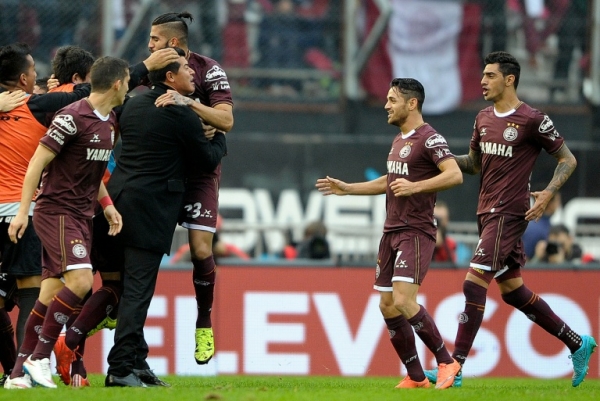 Joadores do Lan&uacute;s comemoram o t&iacute;tulo com Jorge Almiron, em 29 de maio, em Buenos Aires