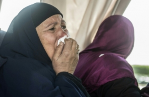 Parente de passageiro &eacute; transportada para um ponto de encontro no Cairo