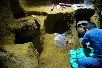 (Maio) Arque&oacute;logo trabalha no local da descoberta