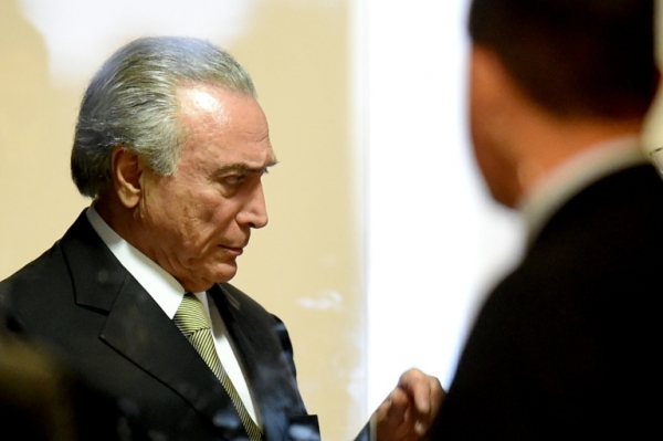 O Congresso aprovou na madrugada desta quarta-feira a redu&ccedil;&atilde;o da meta fiscal proposta pelo governo interino de Michel Temer, que prev&ecirc; um d&eacute;ficit de at&eacute; 170,5 bilh&otilde;es de reais