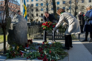 Stefan Lofven coloca flores no t&uacute;mulo de Olof Palme