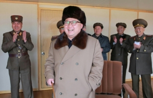Kim Jong-un cercado por seus chefes militares