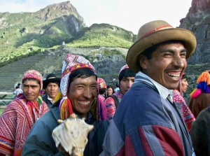 (Arquivo) Peruanos visitam as ru&iacute;nas de Machu Picchu, em Aguas Calientes, no dia 28 de julho de 2001
