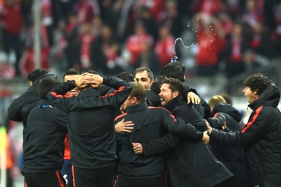 Time do Atl&eacute;tico de Madrid comemora ap&oacute;s partida contra o Bayern de Munique, em Munique, no dia 3 de maio de 2016