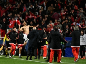 Jogadores do Benfica comemoram gol durante partida contra o Zenit, em Lisboa, no dia 16 de fevereiro de 2016