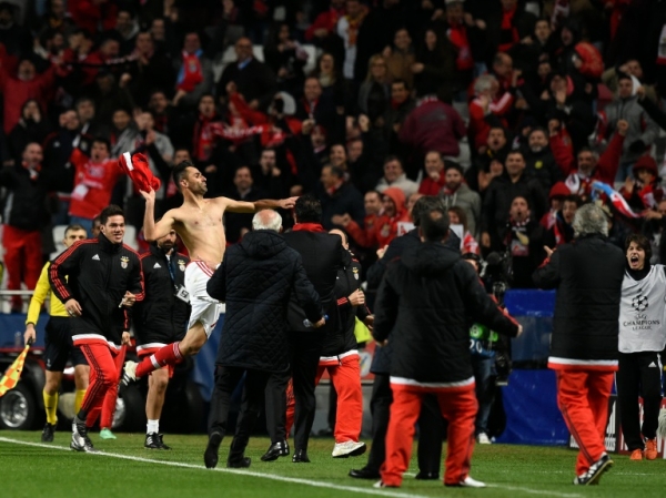 Jogadores do Benfica comemoram gol durante partida contra o Zenit, em Lisboa, no dia 16 de fevereiro de 2016