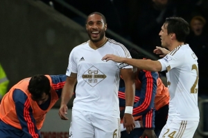 Jogadores do Swansea City comemoram gol durante partida contra o Watford, em Swansea, no dia 18 de janeiro de 2016