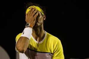O espanhol Rafael Nadal lamenta derrota para o uruguaio Pablo Cuevas nas semifinais do Rio Open, 20 de fevereiro, no Rio de Janeiro
