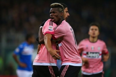 Paul Pogba e Sami Khedira comemoram um gol da Juventus na partida contra a Sampdoria, 10 de janeiro, 2016 em Genoa