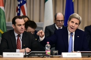 O enviado especial dos EUA para a coaliz&atilde;o internacional anti-jihadista, Brett McGurk, e o secret&aacute;rio de Estado americano, John Kerry, em Roma, no dia 2 de fevereiro de 2016