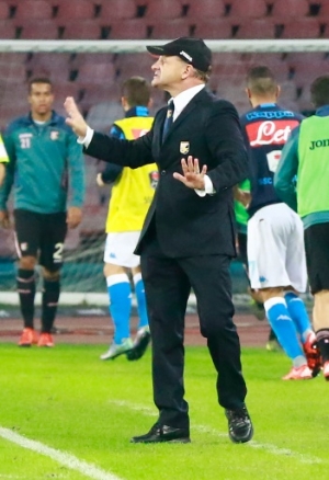 Palermo's Italian coach Giuseppe Iachini gestures during the Italian Serie A football match SSC Napoli vs US Palermo on October 28, 2015 at the San Paolo stadium in Naples. AFP PHOTO / CARLO HERMANNPalermo's Italian coach Giuseppe Iachini gestures during the Italian Serie A football match SSC Napoli vs US Palermo on October 28, 2015 at the San Paolo stadium in Naples. AFP PHOTO / CARLO HERMANN