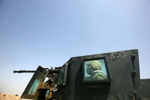 Um membro das for&ccedil;as iraquianas &eacute; visto na vila de Nahiyat as Saqlawiyah, nordeste de Fallujah, no dia 2 de junho de 2016