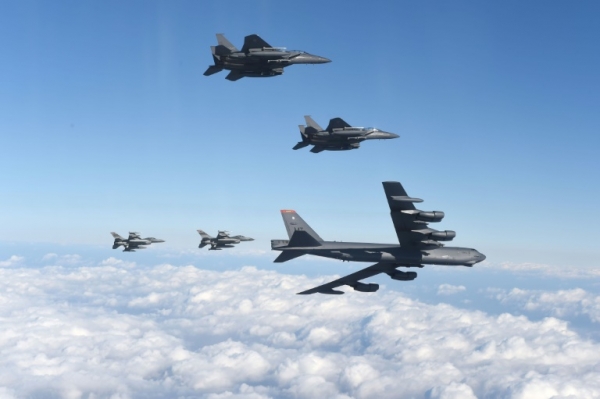 Jatos sul-coreanos sobrevoam a Coreia do Sul, em 10 de janeiro de 2016