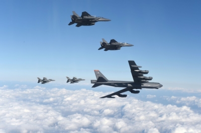 Jatos sul-coreanos sobrevoam a Coreia do Sul, em 10 de janeiro de 2016