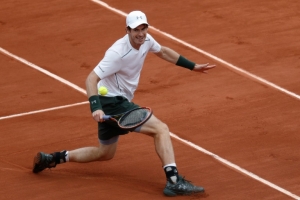 Andy Murray em a&ccedil;&atilde;o durante partida contra Mathias Bourge, no torneio de Roland Garros, em Paris, no dia 25 de maio de 2016