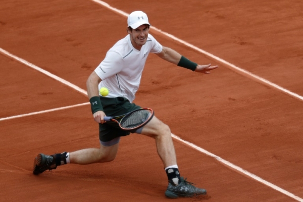 Andy Murray em a&ccedil;&atilde;o durante partida contra Mathias Bourge, no torneio de Roland Garros, em Paris, no dia 25 de maio de 2016