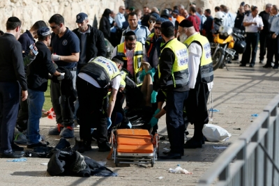 Policiais ao redor de corpo de palestino morto ap&oacute;s ataque a israelenses em 23 de dezembro de 2015
