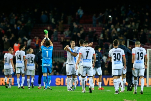 Jogadores do La Coru&ntilde;a comemoram vit&oacute;ria sobre o Barcelona, em Barcelona, no dia 12 de dezembro de 2015